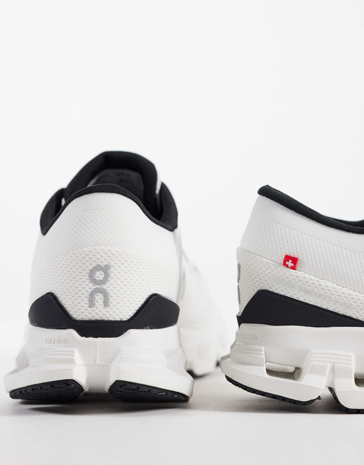 On Cloud X 4 cross-training "Ivory - Black"