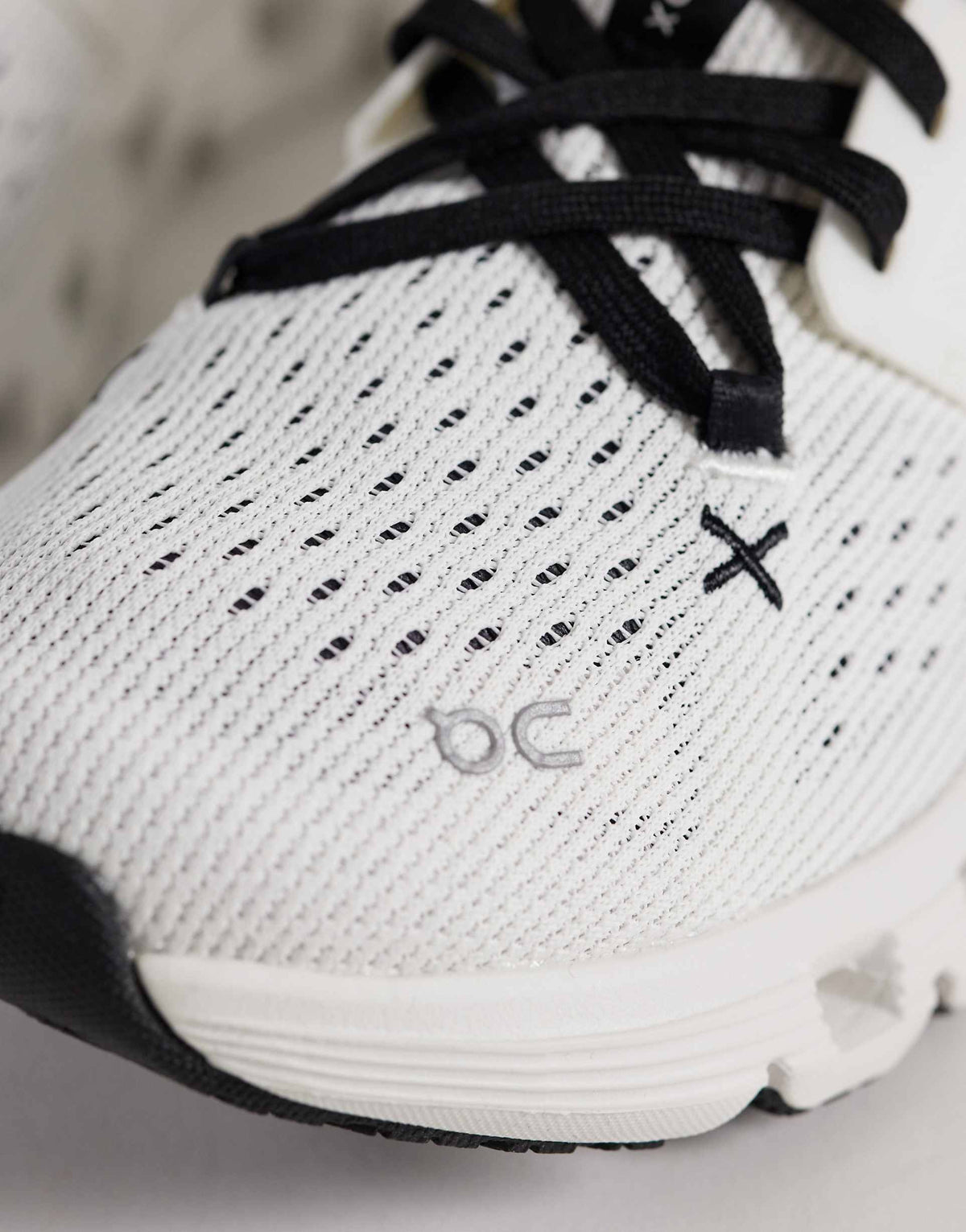 On Cloud X 4 cross-training "Ivory - Black"