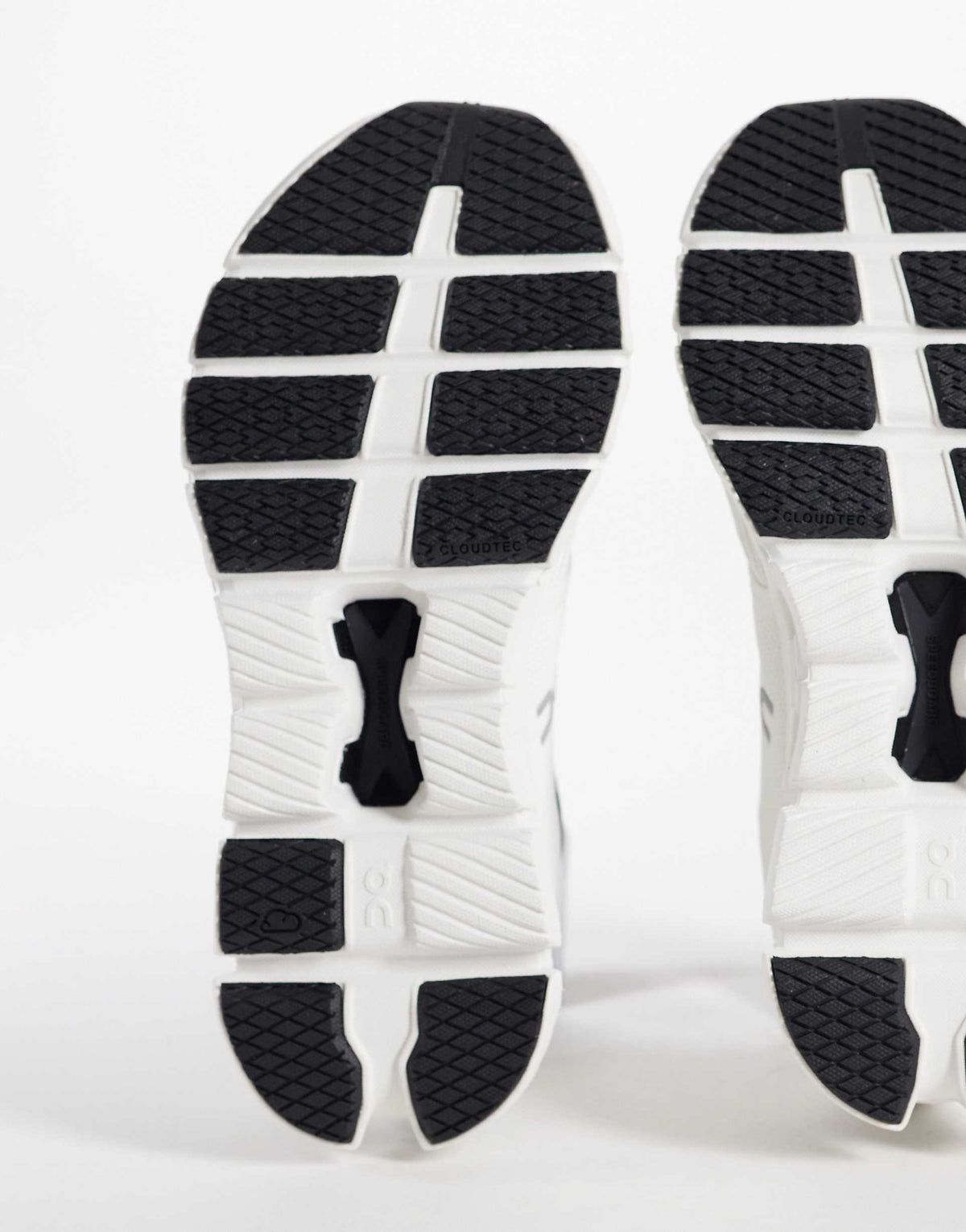 On Cloud X 4 cross-training "Ivory - Black"