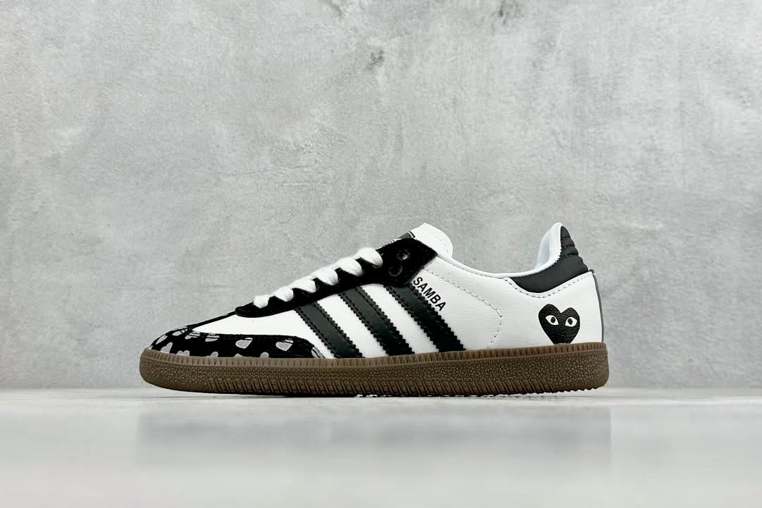 Adidas Samba OG
Samba x Comme des Garçons (CDG) Play "Heart Edition".
