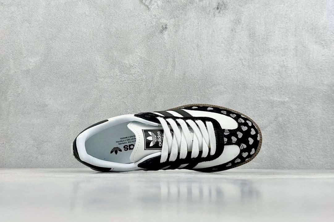 Adidas Samba OG
Samba x Comme des Garçons (CDG) Play "Heart Edition".