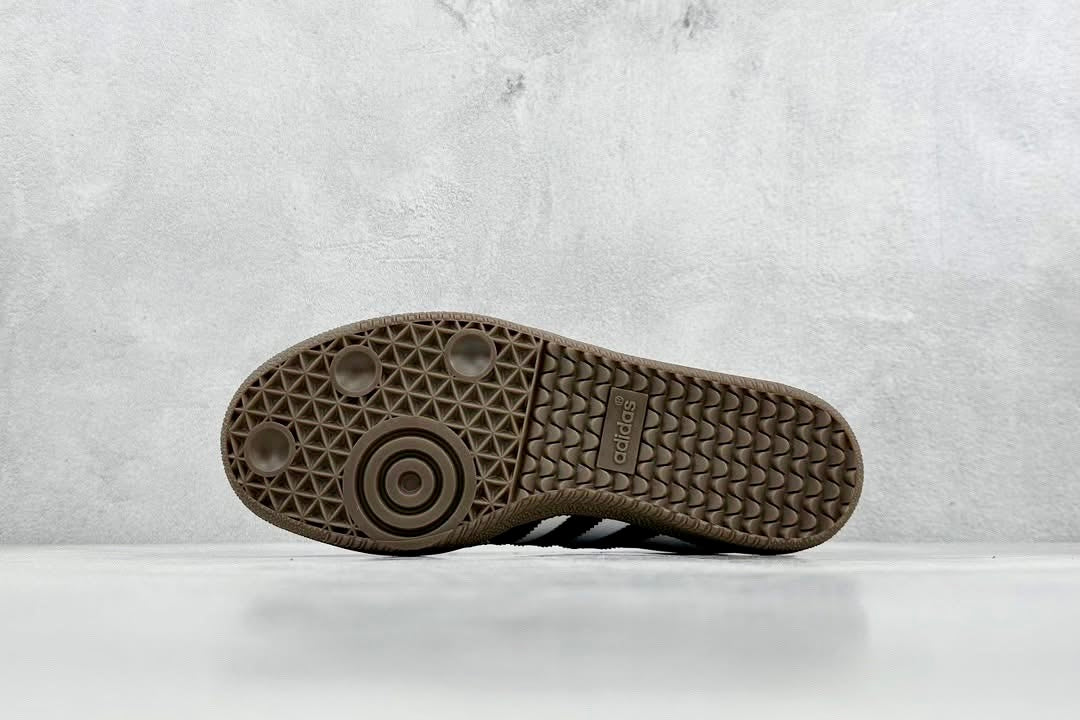 Adidas Samba OG
Samba x Comme des Garçons (CDG) Play "Heart Edition".