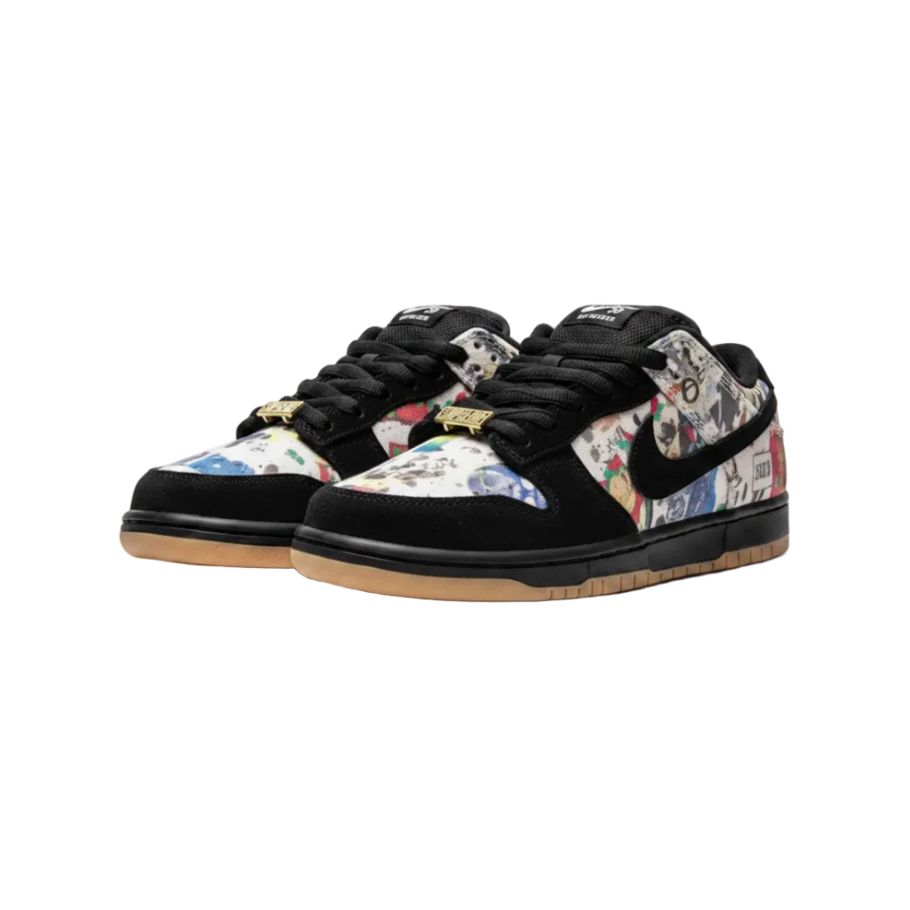 Nike SB Dunk Low x Supreme - 3/4 Front Angle